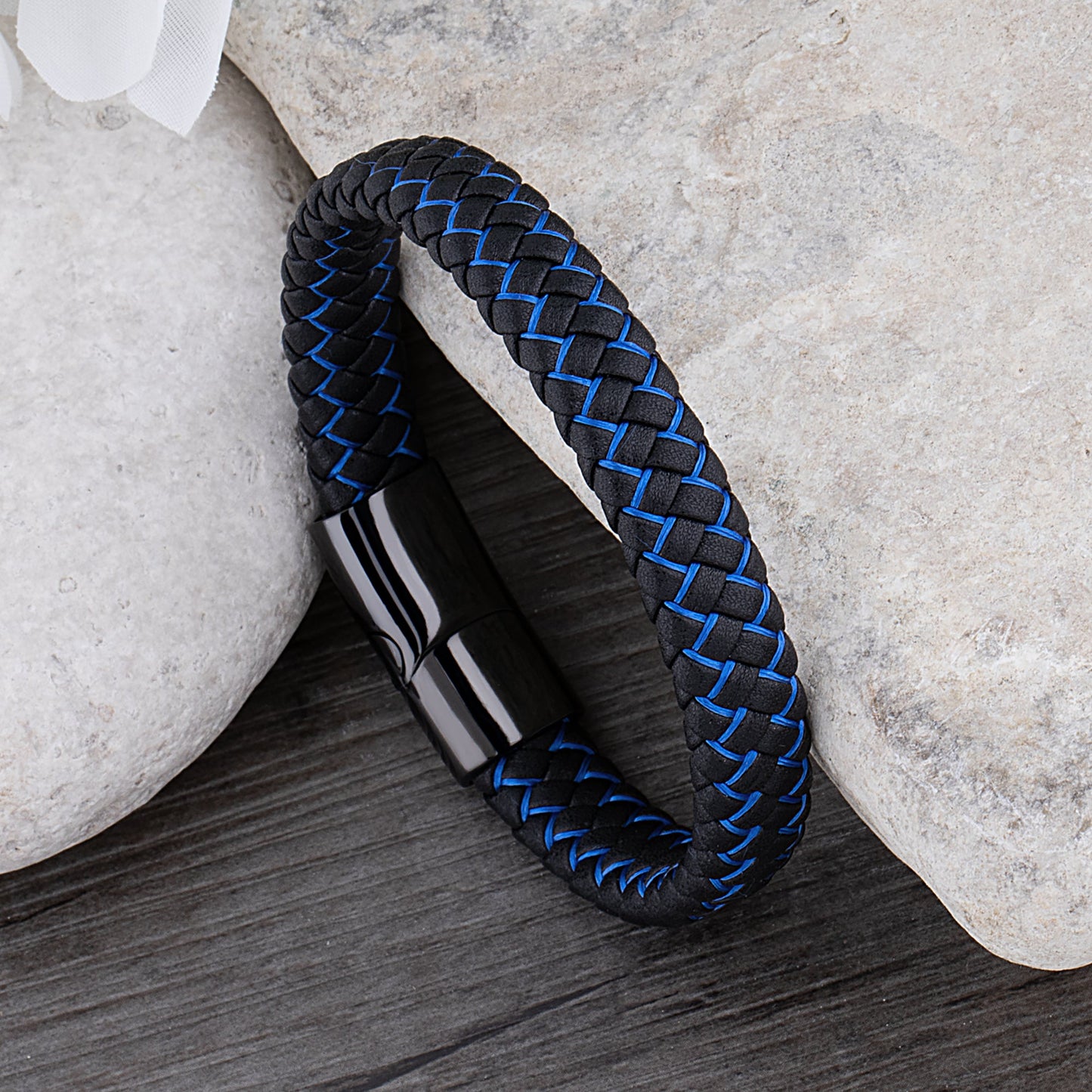 Finn – Stoere leren armband met zwart en blauw detail - River Mode