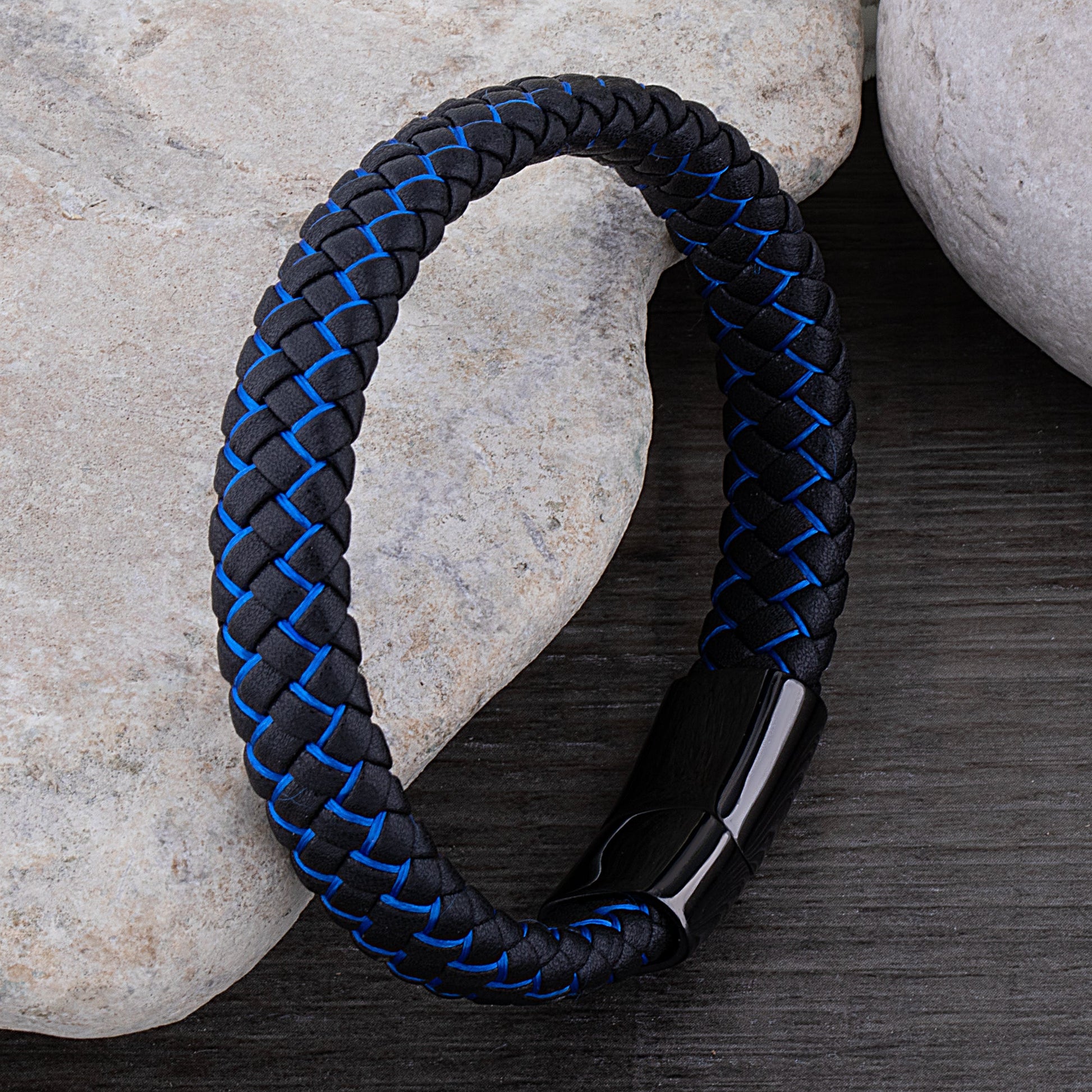 Finn – Stoere leren armband met zwart en blauw detail - River Mode