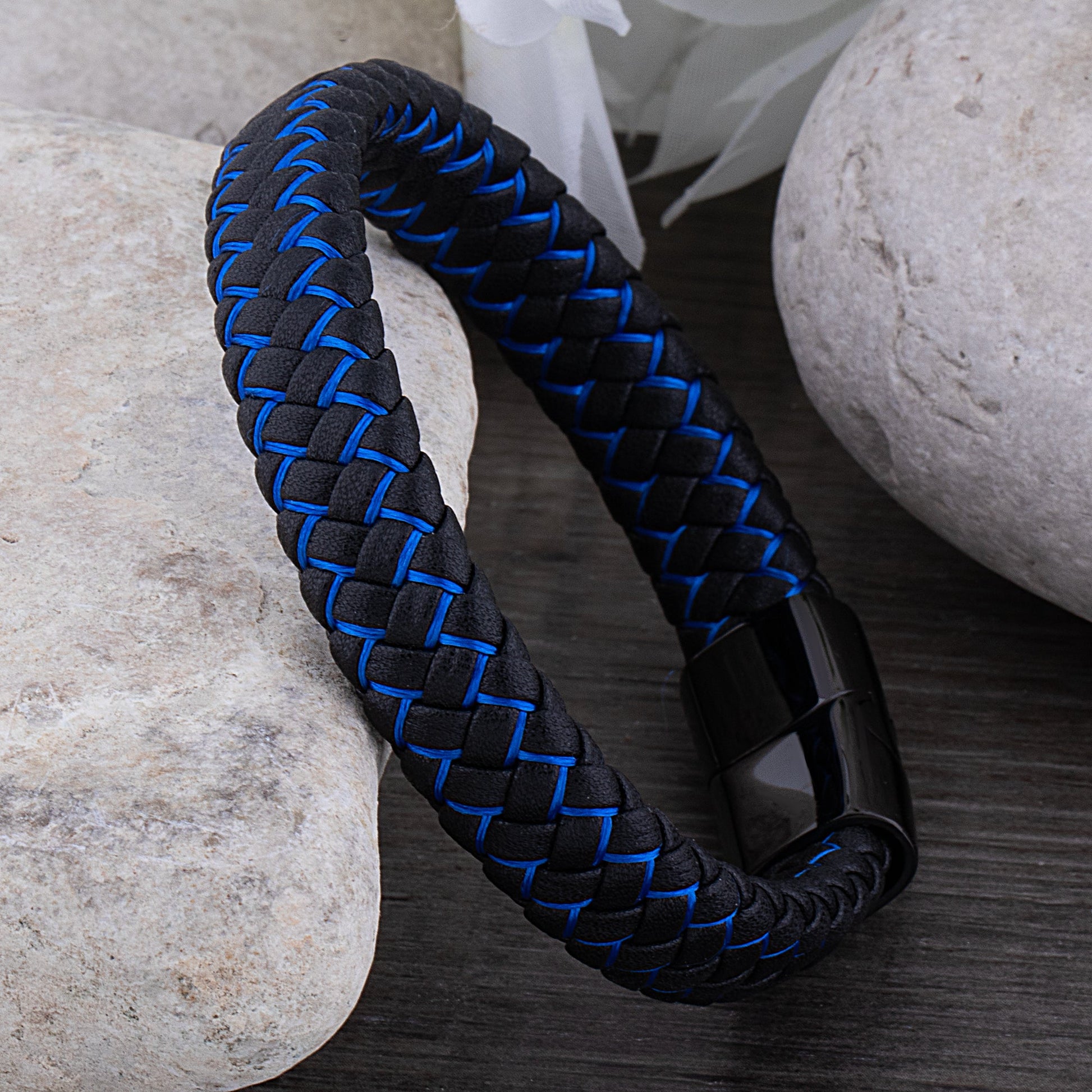 Finn – Stoere leren armband met zwart en blauw detail - River Mode