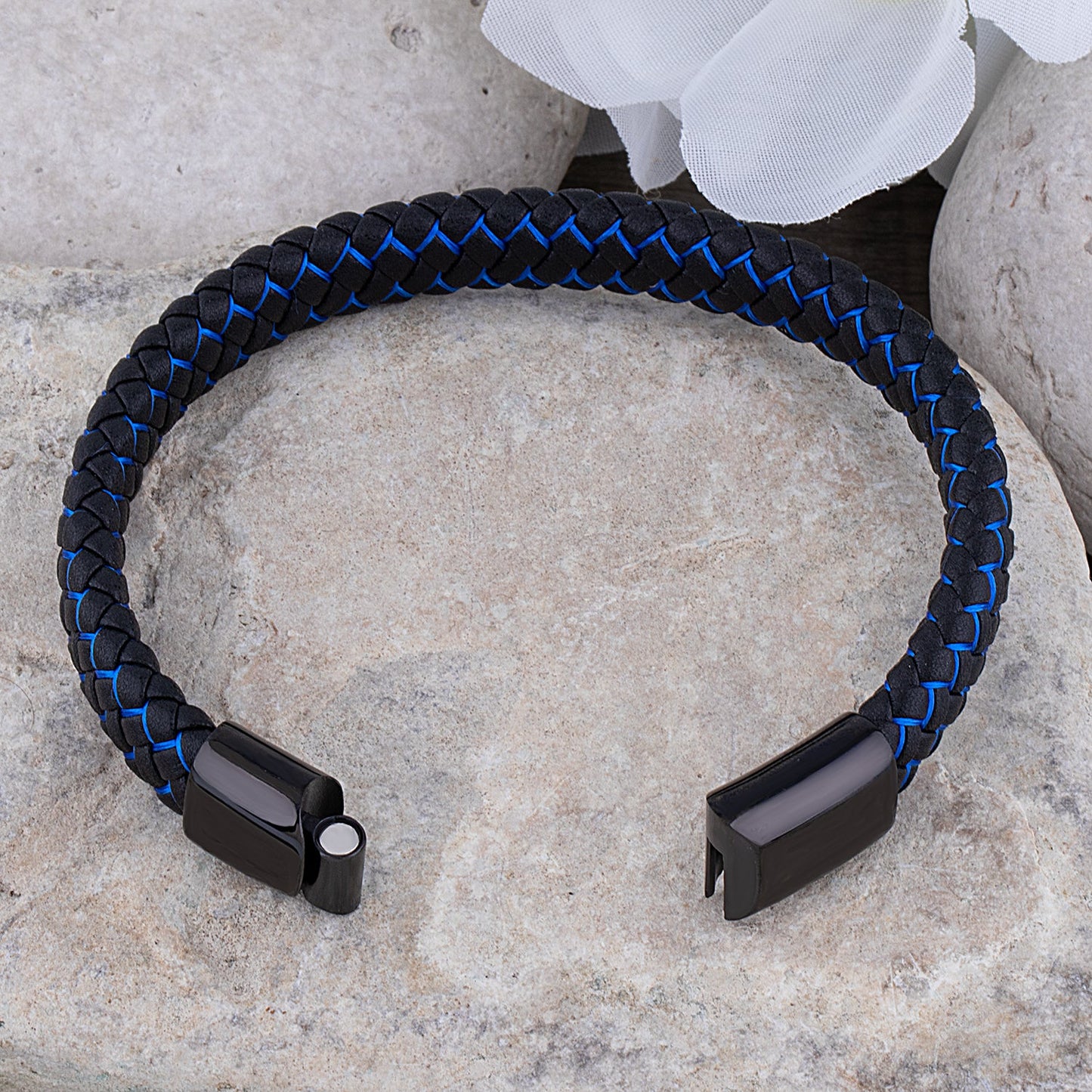 Finn – Stoere leren armband met zwart en blauw detail - River Mode