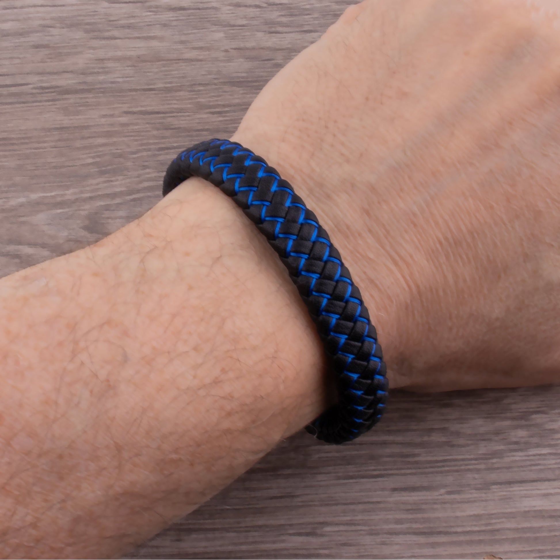 Finn – Stoere leren armband met zwart en blauw detail - River Mode